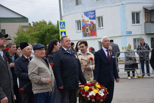 В Нурлате в День Победы начался с возложения цветов к памятнику воину-освободителю и на могилы Героев