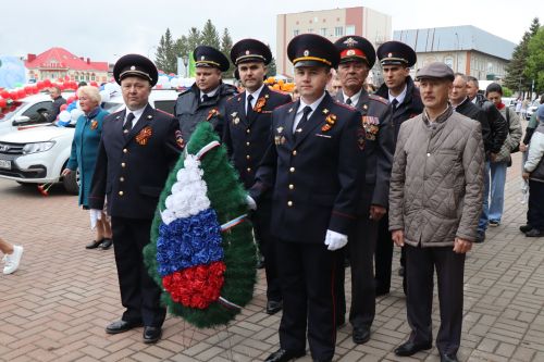 В Нурлате в День Победы начался с возложения цветов к памятнику воину-освободителю и на могилы Героев