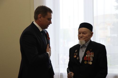 Дамир Ишкинеев чествовал ветерана войны в День Победы