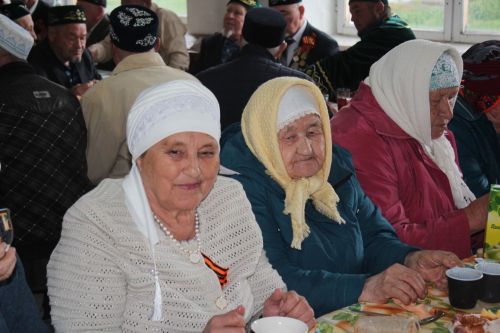 В День Победы Минталип Минеханов организовал праздничное чаепитие для жителей своего родного села Кривое Озеро