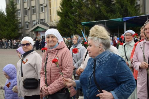 В Нурлате в День Победы начался с возложения цветов к памятнику воину-освободителю и на могилы Героев