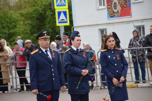 В Нурлате в День Победы начался с возложения цветов к памятнику воину-освободителю и на могилы Героев