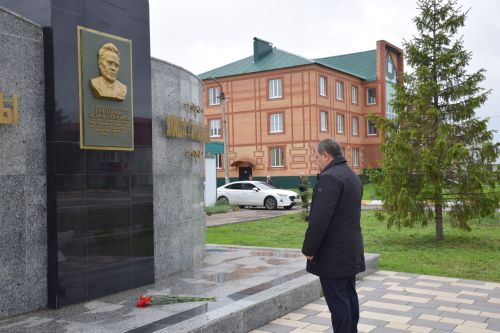 В Нурлате в День Победы начался с возложения цветов к памятнику воину-освободителю и на могилы Героев