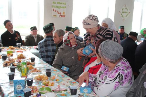 В День Победы Минталип Минеханов организовал праздничное чаепитие для жителей своего родного села Кривое Озеро