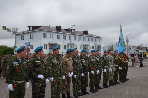 В Нурлате в День Победы начался с возложения цветов к памятнику воину-освободителю и на могилы Героев
