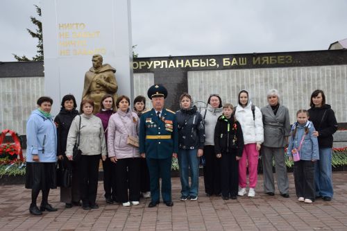 В Нурлате в День Победы начался с возложения цветов к памятнику воину-освободителю и на могилы Героев