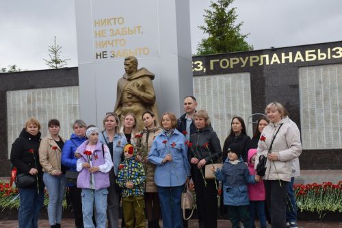В Нурлате в День Победы начался с возложения цветов к памятнику воину-освободителю и на могилы Героев