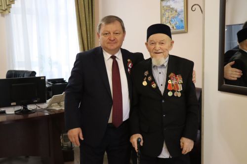 Дамир Ишкинеев чествовал ветерана войны в День Победы