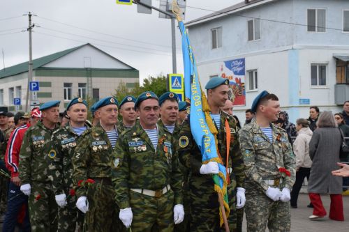 В Нурлате в День Победы начался с возложения цветов к памятнику воину-освободителю и на могилы Героев