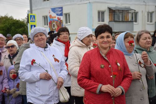 В Нурлате в День Победы начался с возложения цветов к памятнику воину-освободителю и на могилы Героев