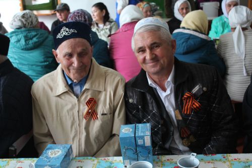 В День Победы Минталип Минеханов организовал праздничное чаепитие для жителей своего родного села Кривое Озеро