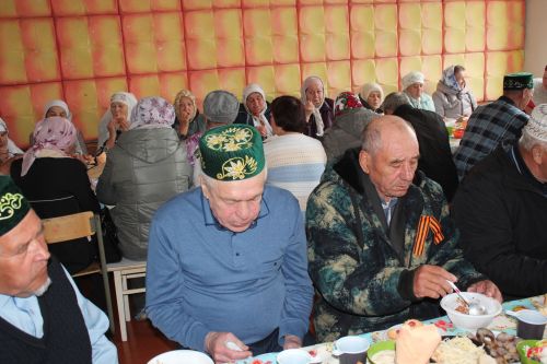 В День Победы Минталип Минеханов организовал праздничное чаепитие для жителей своего родного села Кривое Озеро