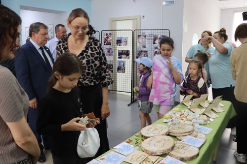 Дамир Ишкинеев купил сувениры на инклюзивной ярмарке