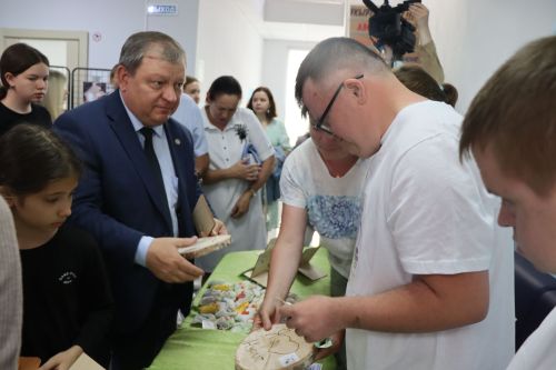 Дамир Ишкинеев купил сувениры на инклюзивной ярмарке