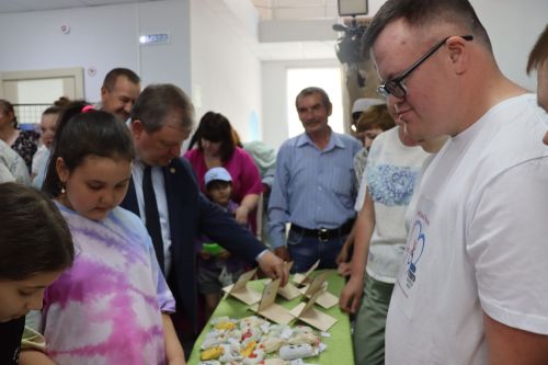 Дамир Ишкинеев купил сувениры на инклюзивной ярмарке