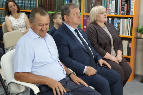 Дамир Ишкинеев купил сувениры на инклюзивной ярмарке