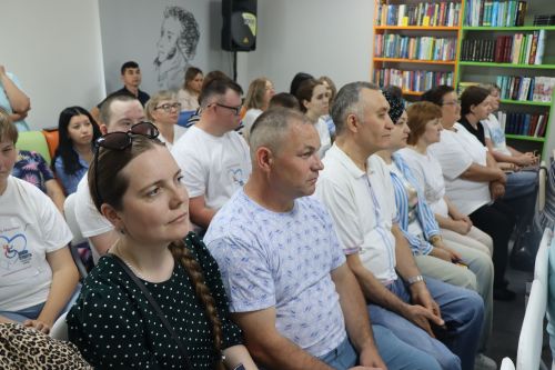 Дамир Ишкинеев купил сувениры на инклюзивной ярмарке