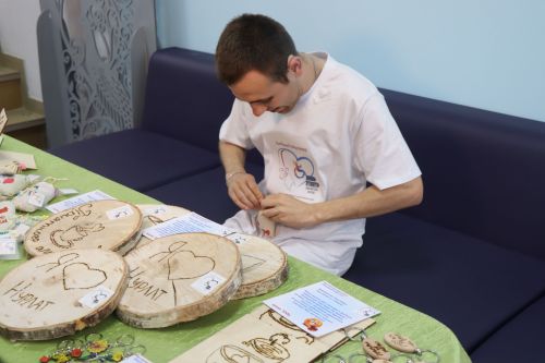 Дамир Ишкинеев купил сувениры на инклюзивной ярмарке