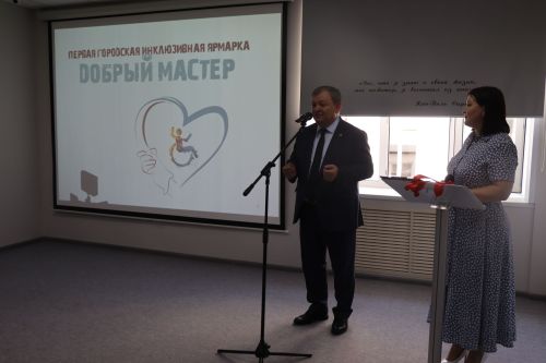 Дамир Ишкинеев купил сувениры на инклюзивной ярмарке