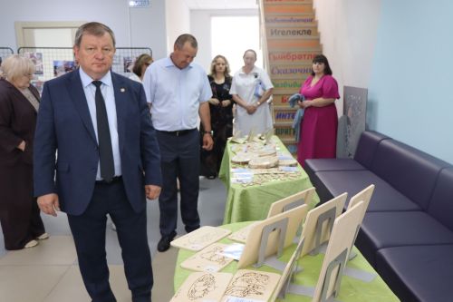 Дамир Ишкинеев купил сувениры на инклюзивной ярмарке