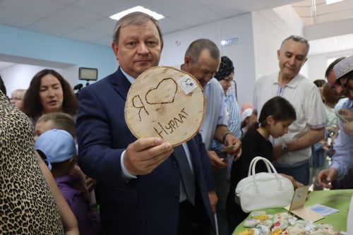 Дамир Ишкинеев купил сувениры на инклюзивной ярмарке