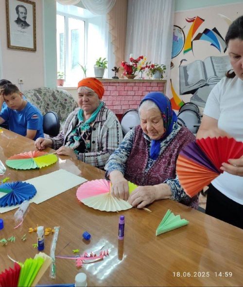 Творчество и прохлада: в Нурлатском доме-интернате прошел мастер-класс по созданию вееров