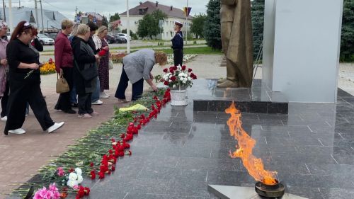 В День памяти и скорби нурлатцы собрались на траурный митинг у мемориального комплекса «Вечный огонь»