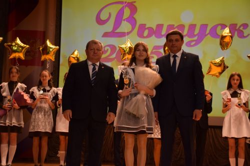 В Нурлате чествовали лучших выпускников района