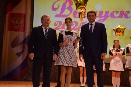 В Нурлате чествовали лучших выпускников района