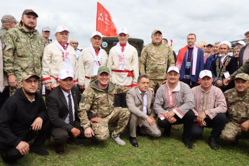 На Уяве в Нурлате Рустам Минниханов поблагодарил местных волонтеров за активную поддержку участников СВО