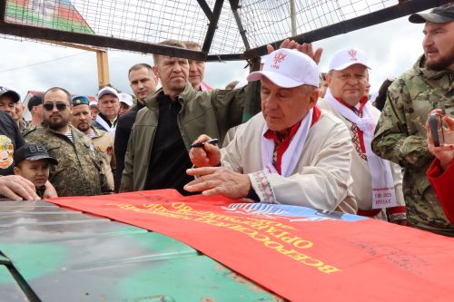 На Уяве в Нурлате Рустам Минниханов поблагодарил местных волонтеров за активную поддержку участников СВО