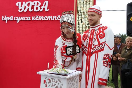Молодожены Игорь Мамонов и Ирина Савгачева сказали «Да!» на республиканском празднике Уяв в Нурлате