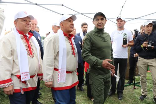 На Уяве в Нурлате Рустам Минниханов поблагодарил местных волонтеров за активную поддержку участников СВО