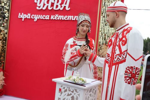 Молодожены Игорь Мамонов и Ирина Савгачева сказали «Да!» на республиканском празднике Уяв в Нурлате