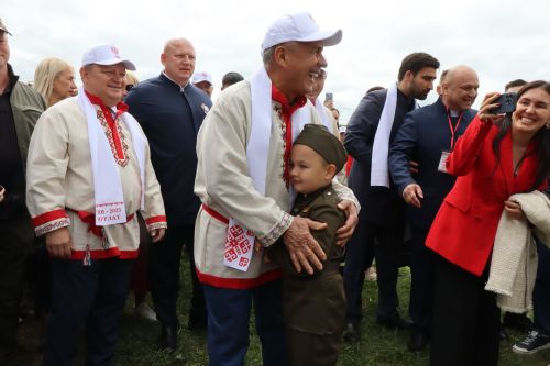На Уяве в Нурлате Рустам Минниханов поблагодарил местных волонтеров за активную поддержку участников СВО