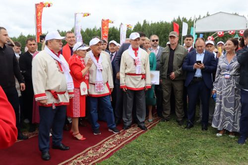 Молодожены Игорь Мамонов и Ирина Савгачева сказали «Да!» на республиканском празднике Уяв в Нурлате