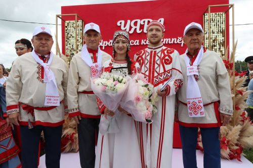 Молодожены Игорь Мамонов и Ирина Савгачева сказали «Да!» на республиканском празднике Уяв в Нурлате