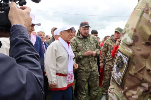 На Уяве в Нурлате Рустам Минниханов поблагодарил местных волонтеров за активную поддержку участников СВО