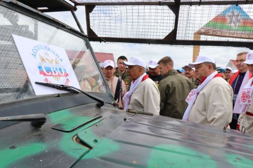 На Уяве в Нурлате Рустам Минниханов поблагодарил местных волонтеров за активную поддержку участников СВО