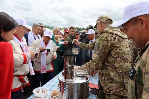 На Уяве в Нурлате Рустам Минниханов поблагодарил местных волонтеров за активную поддержку участников СВО