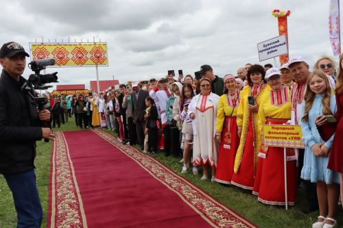 Молодожены Игорь Мамонов и Ирина Савгачева сказали «Да!» на республиканском празднике Уяв в Нурлате