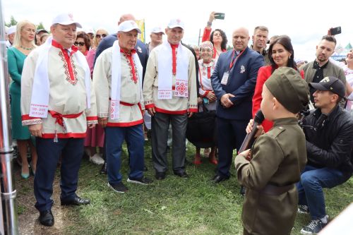 На Уяве в Нурлате Рустам Минниханов поблагодарил местных волонтеров за активную поддержку участников СВО