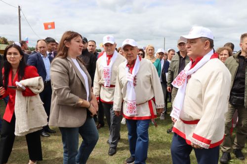 На Уяве в Нурлате Рустам Минниханов поблагодарил местных волонтеров за активную поддержку участников СВО
