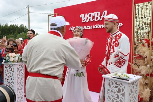 Молодожены Игорь Мамонов и Ирина Савгачева сказали «Да!» на республиканском празднике Уяв в Нурлате
