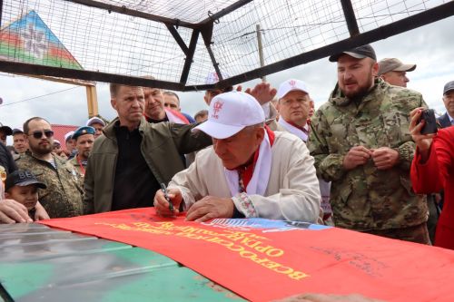 На Уяве в Нурлате Рустам Минниханов поблагодарил местных волонтеров за активную поддержку участников СВО