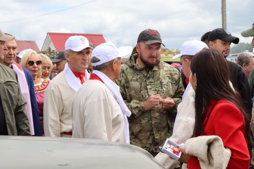 На Уяве в Нурлате Рустам Минниханов поблагодарил местных волонтеров за активную поддержку участников СВО