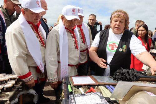 На Уяве в Нурлате Рустам Минниханов поблагодарил местных волонтеров за активную поддержку участников СВО
