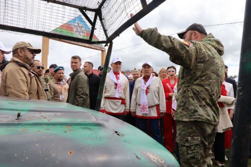 На Уяве в Нурлате Рустам Минниханов поблагодарил местных волонтеров за активную поддержку участников СВО