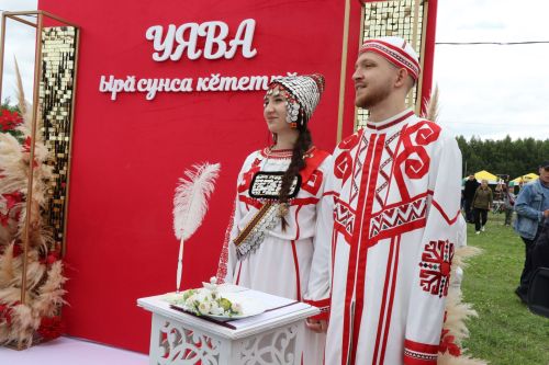 Молодожены Игорь Мамонов и Ирина Савгачева сказали «Да!» на республиканском празднике Уяв в Нурлате