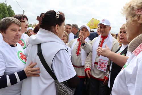 На Уяве в Нурлате Рустам Минниханов поблагодарил местных волонтеров за активную поддержку участников СВО
